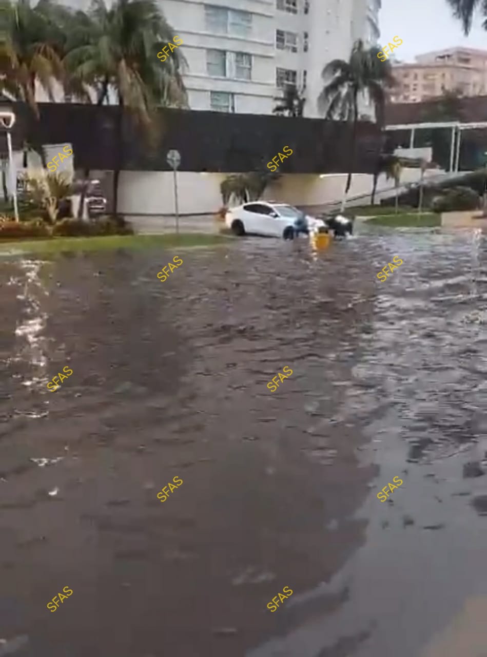 CANCÚN SUFRE LOS ESTRAGOS DEL MAL TIEMPO Y ESTÁ INUNDADO