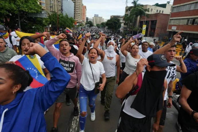 ESTADOS UNIDOS DESCONOCE A MADURO; VENEZUELA SIGUE PARALIZADO