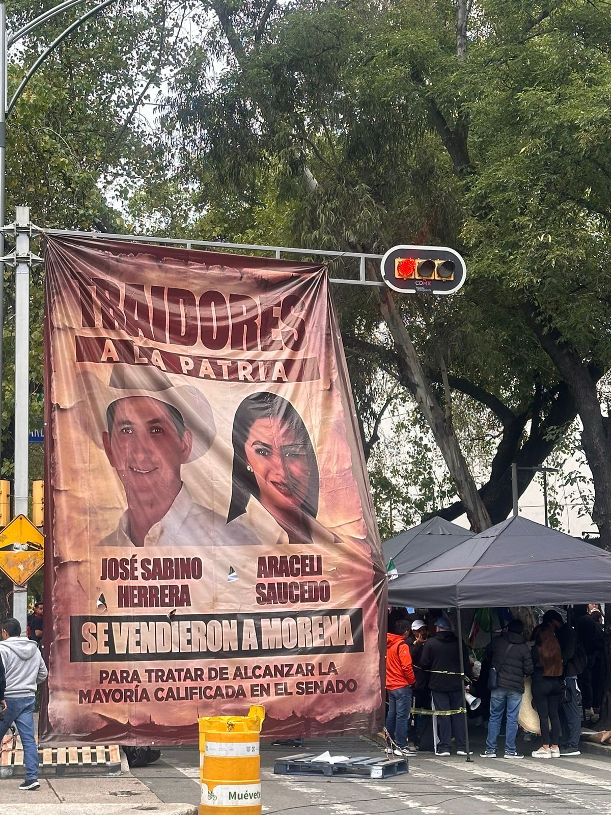 CUELGAN MUNUMENTAL LONA CONTRA LOS SENADORES TRAIDORES CHAVO HERRERA Y ARACELI SAUCEDO