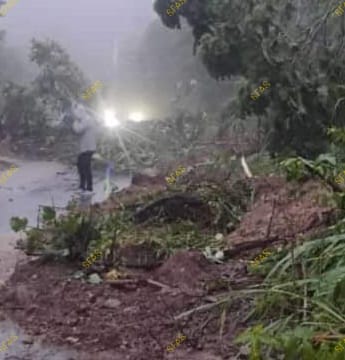 DERRUMBES DE CERROS EN CHIAPAS, PELIGRO PARA VIAJEROS