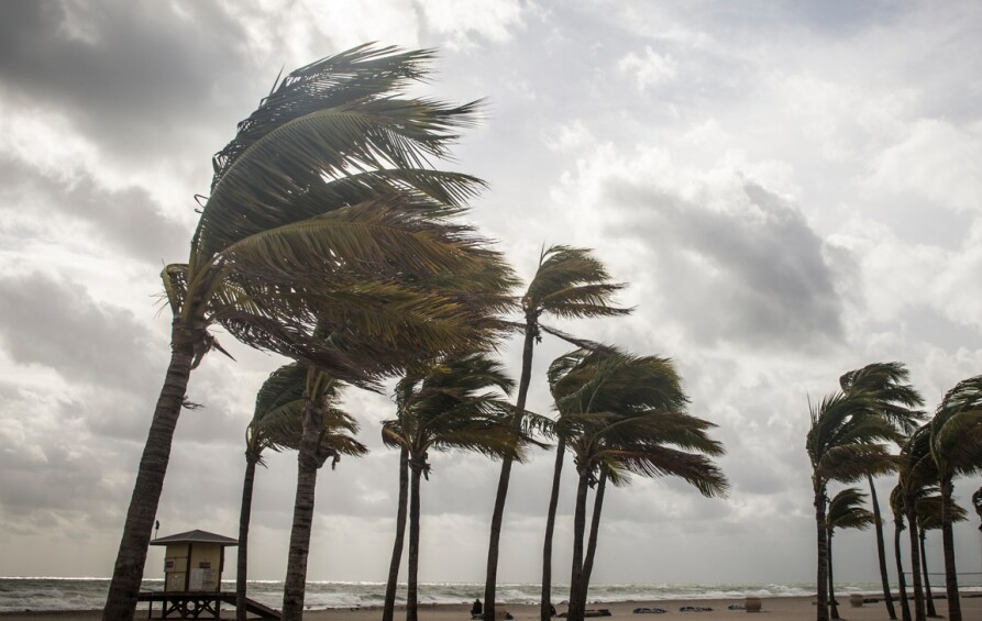 MILTON SE DEGRADA A HURACÁN 4; SIGUE LA ALERTA EN YUCATÁN POR TORRENCIALES LLUVIAS