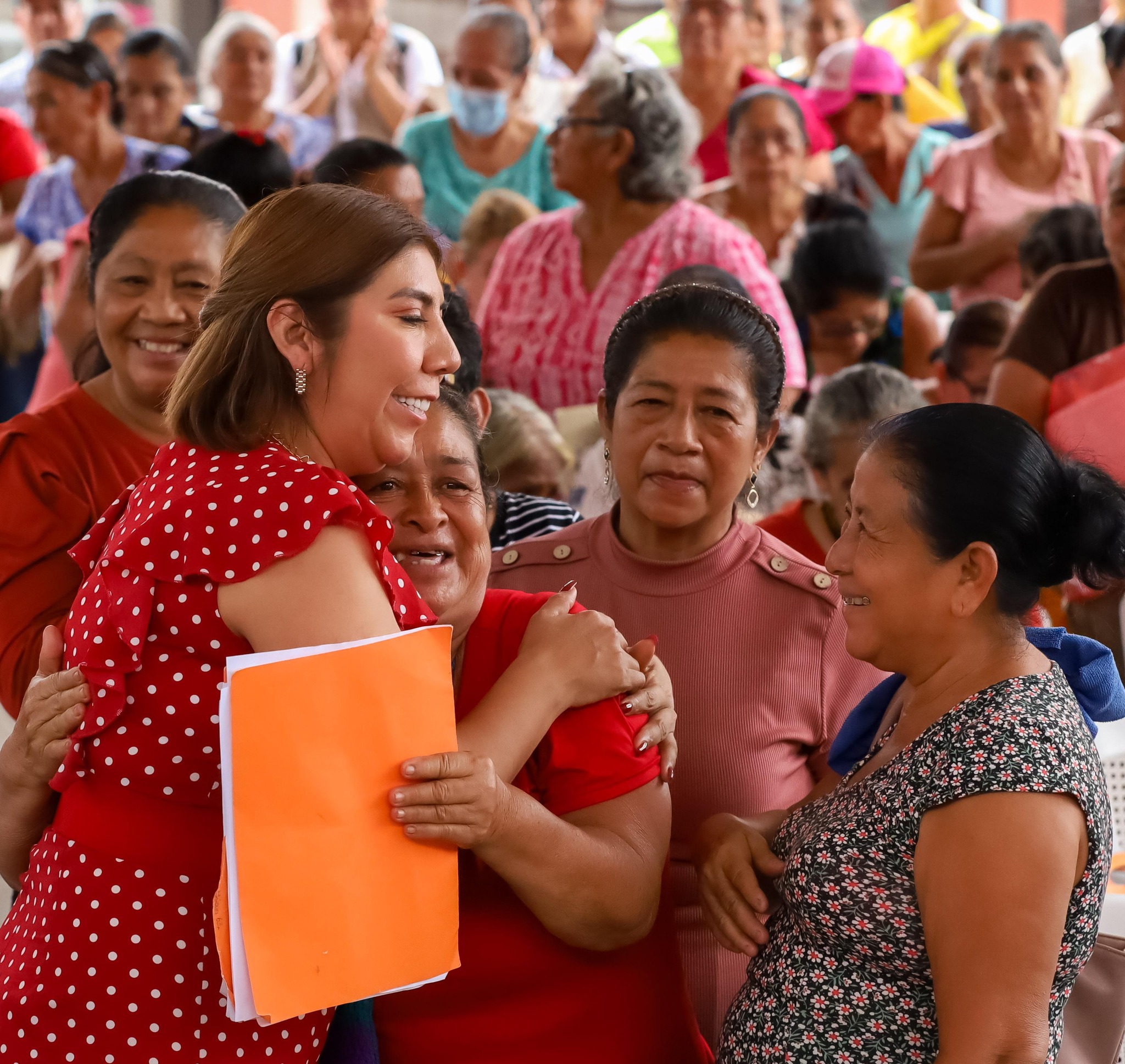 TRABAJO EN EQUIPO PARA APOYAR A LAS MUJERES DE HUIMANGUILLO: MARI LUZ VELÁZQUEZ