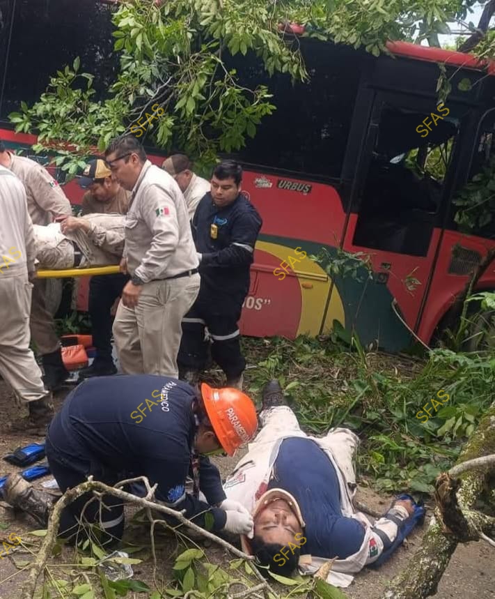 CARRETERAZO EN TABASCO; VUELCA CAMIÓN CON PETROLEROS DE LA 48
