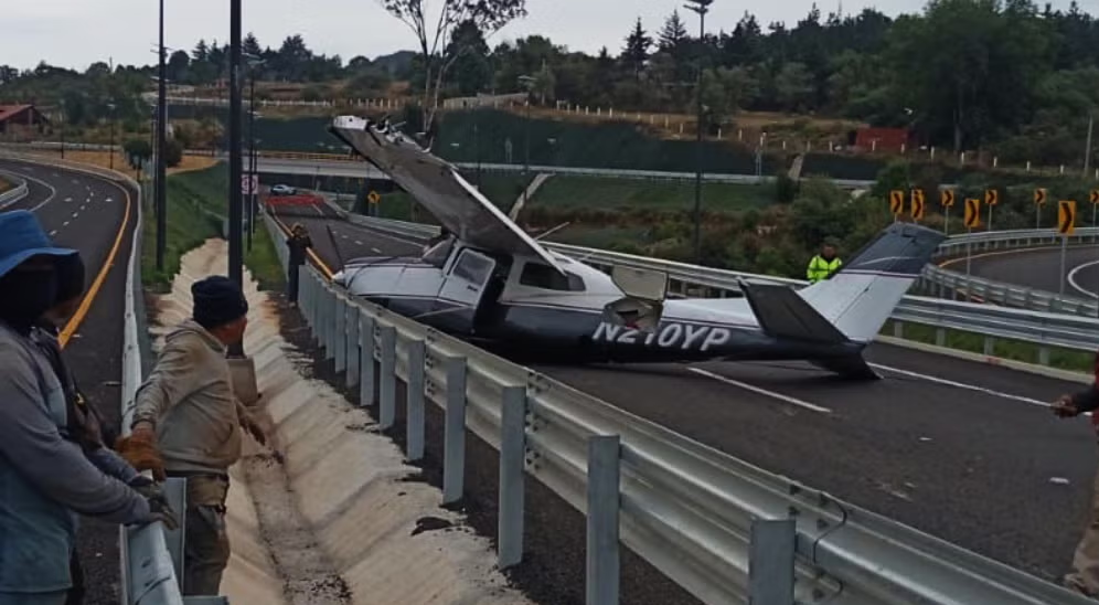 AVIONETA CAE SOBRE AUTOPISTA EN HIDALGO