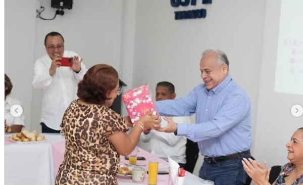 RINDEN HOMENAJE A MADRES TRABAJADORAS DEL OSFE