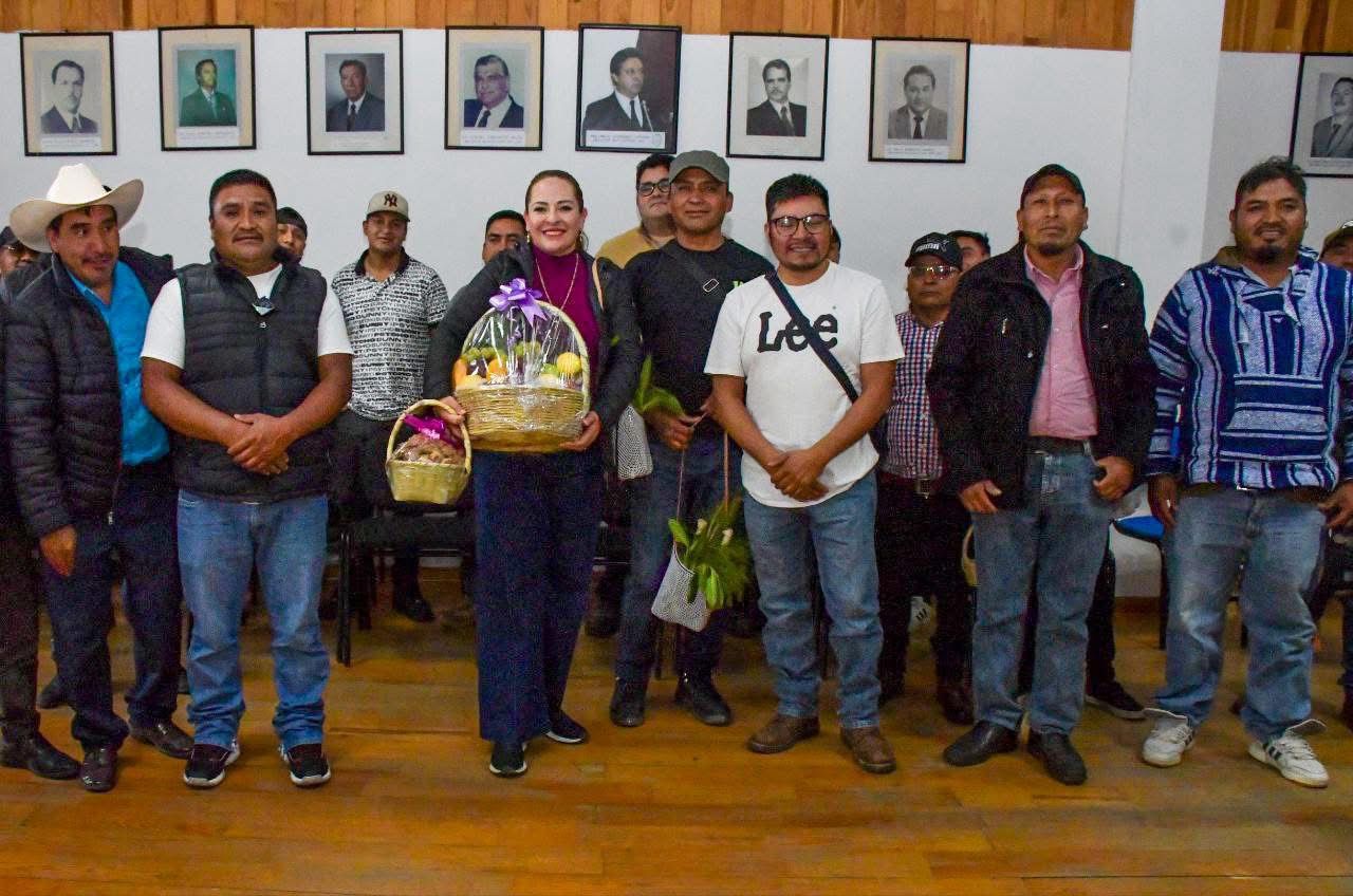SE REÚNE FABIOLA RICCI CON AUTORIDADES DE LA COMUNIDAD EL ESCALÓN