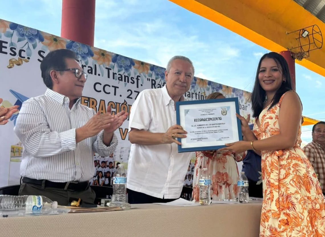 HUMBERTO DE LOS SANTOS BERTRUY APADRINA GENERACIÓN EN SECUNDARIA DE POMOCA, NACAJUCA