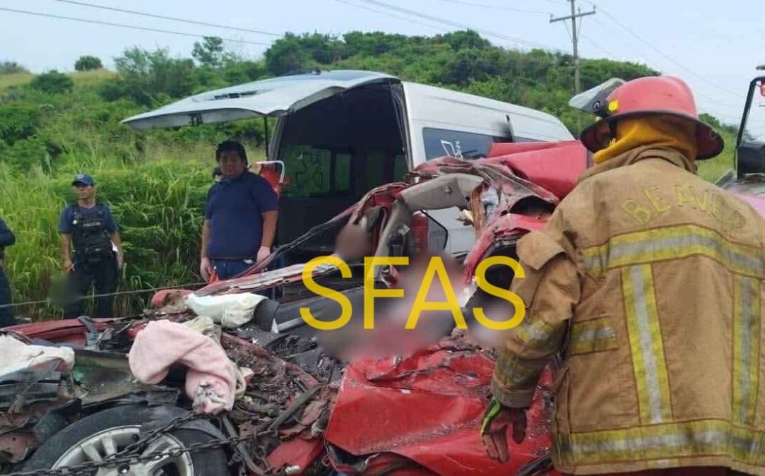 AUTOBÚS IMPACTÓ DE FRENTE CONTRA AUTO Y FALLECE FAMILIA