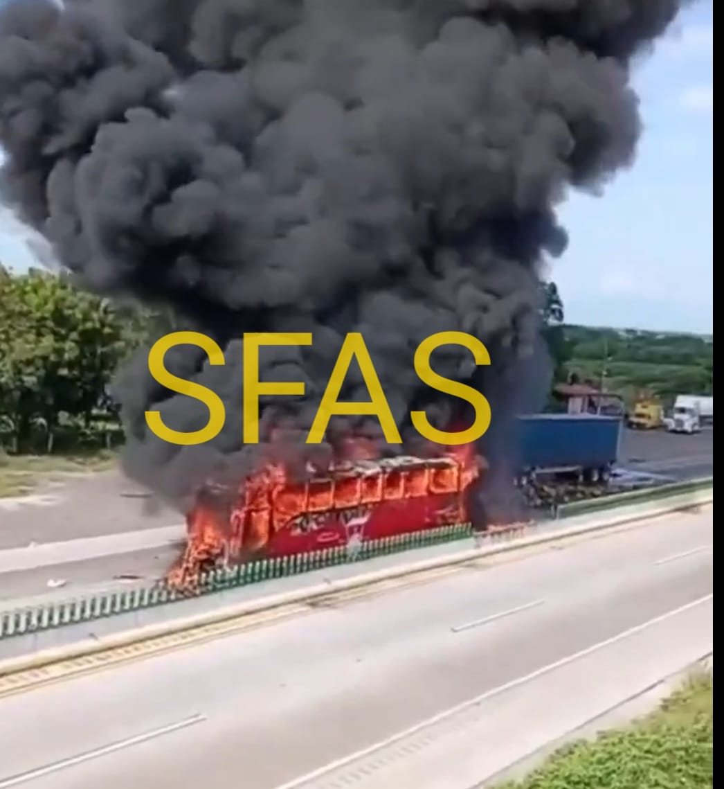 AUTOBÚS DE PASAJEROS CH0CA CON OTRO CAMIÓN Y SE INCENDIA; HAY VARIOS HERIDOS