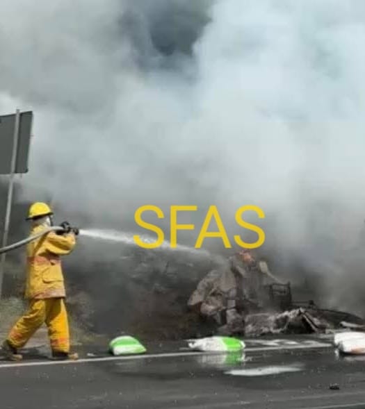 UN TRAILER SE VOLCÓ E INCENDIÓ EN LA CARRETERA TAMPICO-MANTE