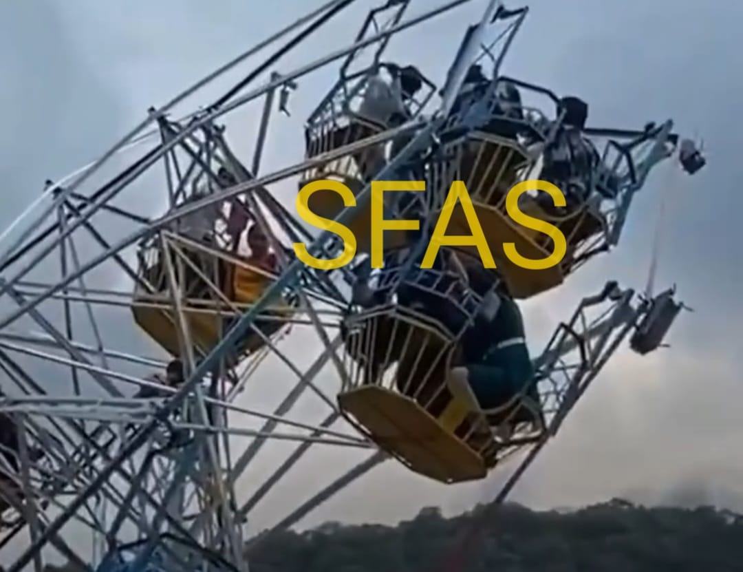 QUEDARON TRABADOS ARRIBA DE LA RUEDA DE LA FORTUNA