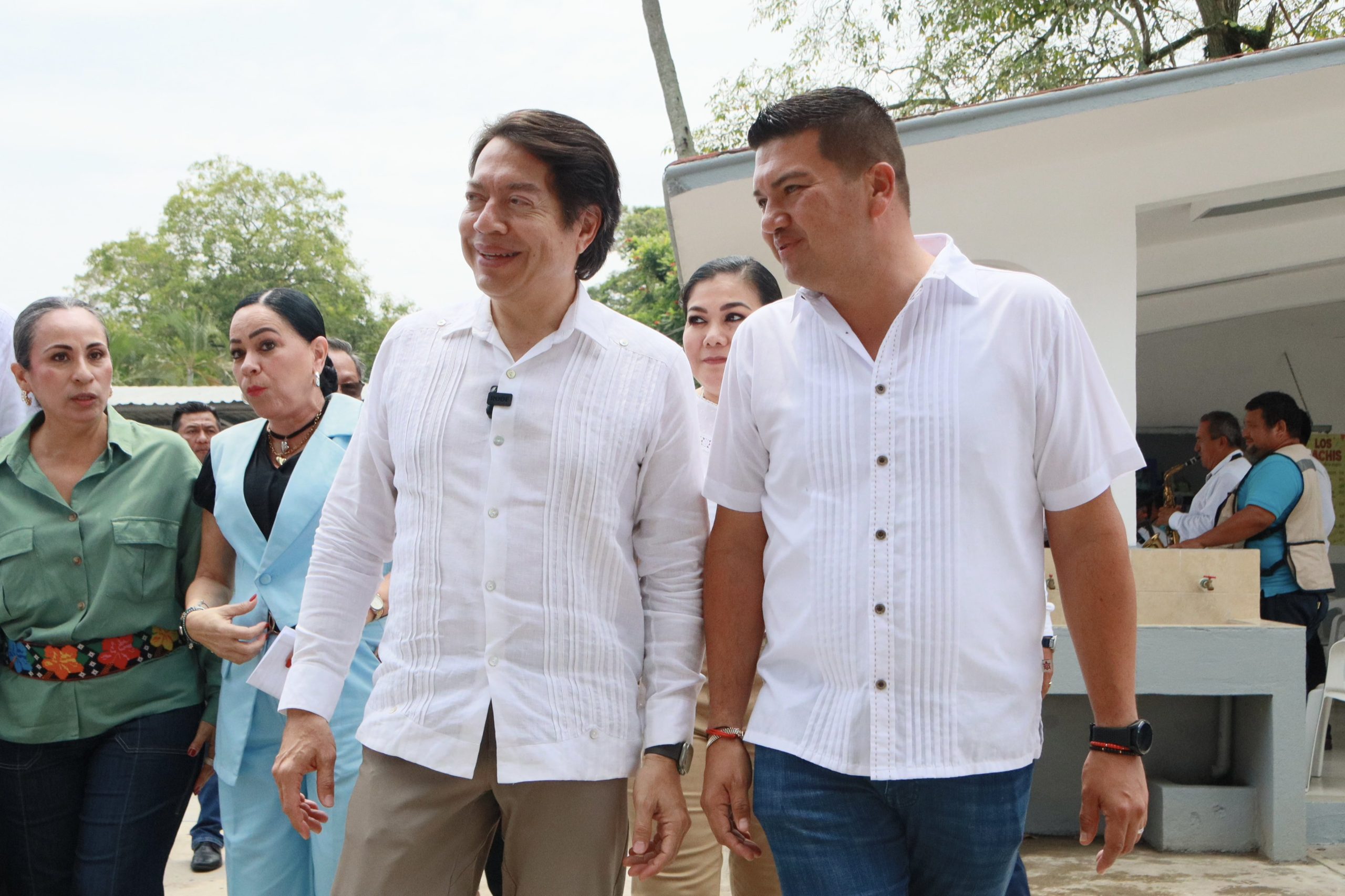 RECIBE OVIDIO PERALTA SECRETARIO DE EDUCACIÓN EN GIRA DE SUPERVISIÓN POR COMALCALCO