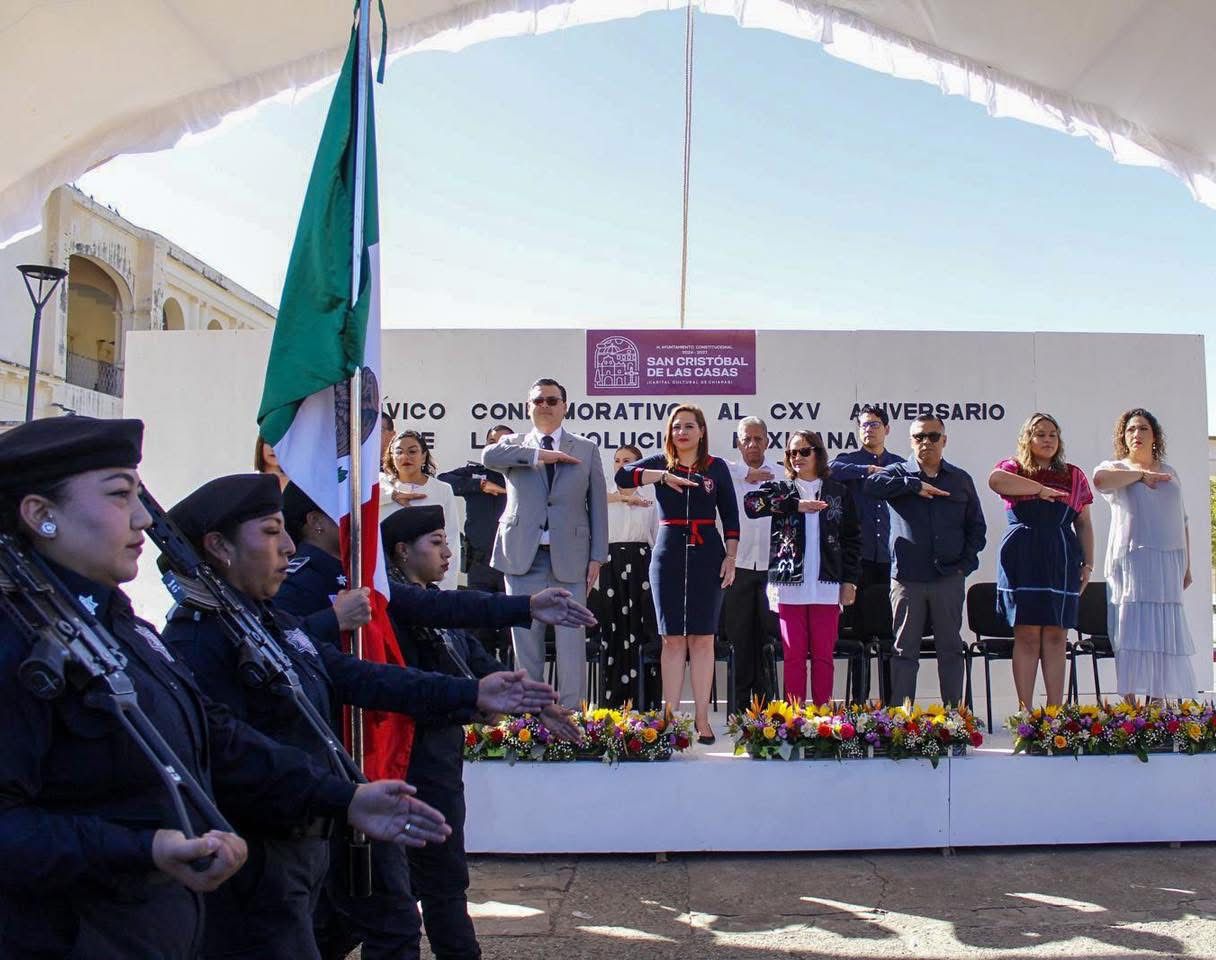 ENCABEZA FABIOLA RICCI DESFILE DEL DÍA LA REVOLUCIÓN