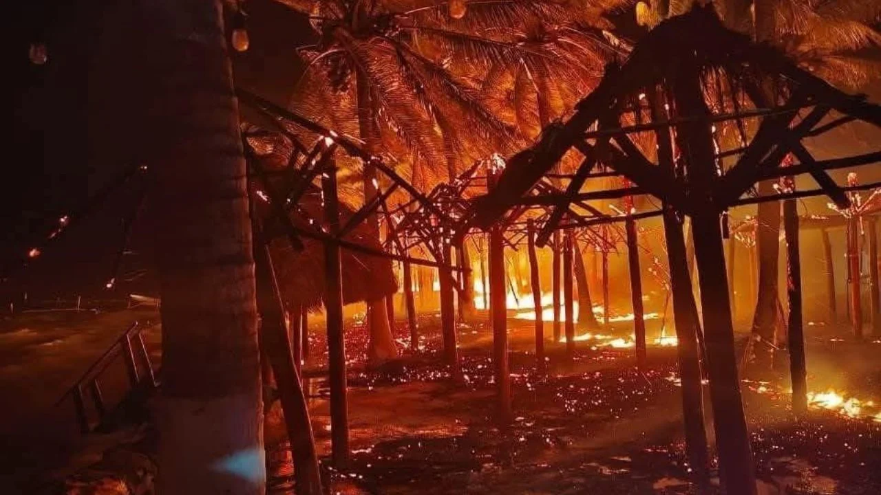 INFIERNO EN MAHAHUAL: INCENDIO PROVOCADO DEVORA 250 PALAPAS