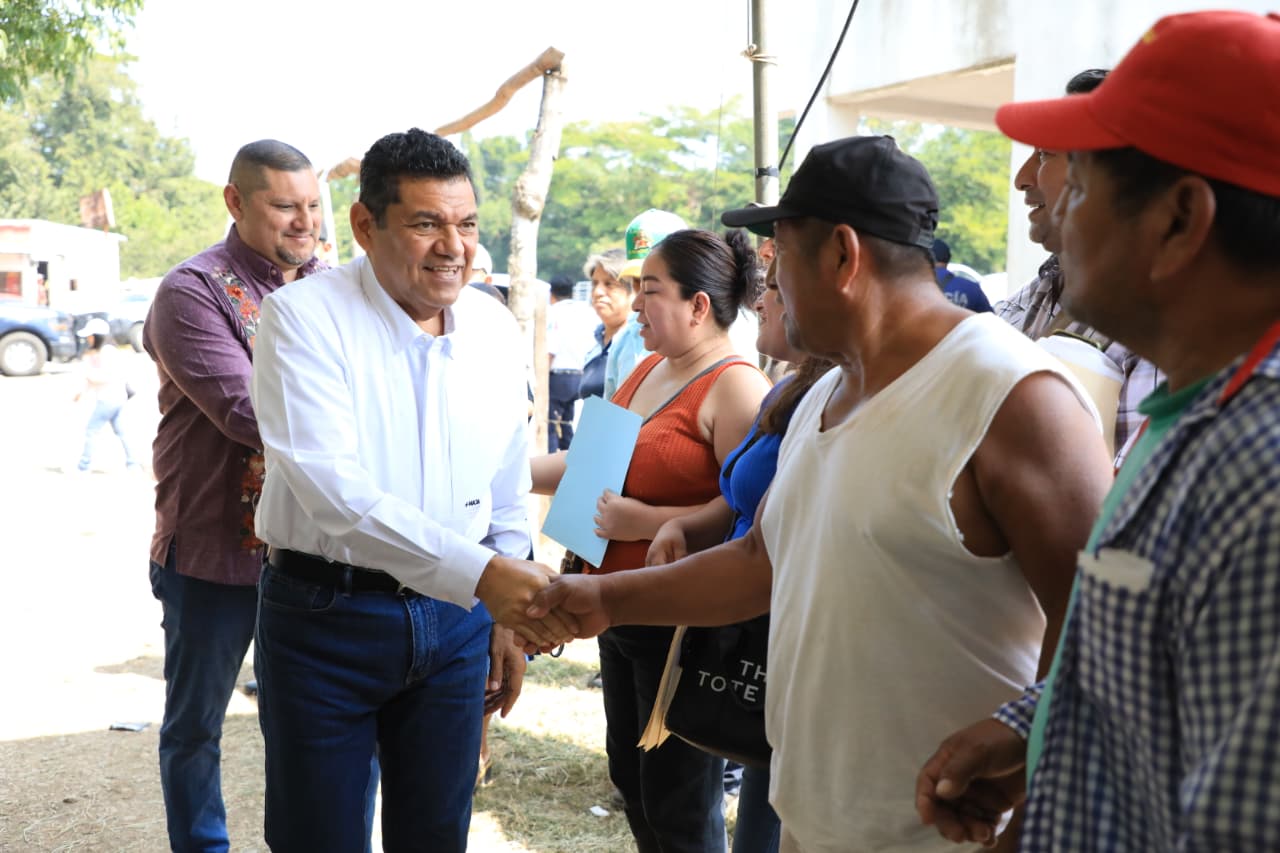 JAVIER MAY DA EL BANDERAZO A REHABILITACIÓN DE CARRETERA EN MACUSPANA CON INVERSIÓN DE 27 MDP