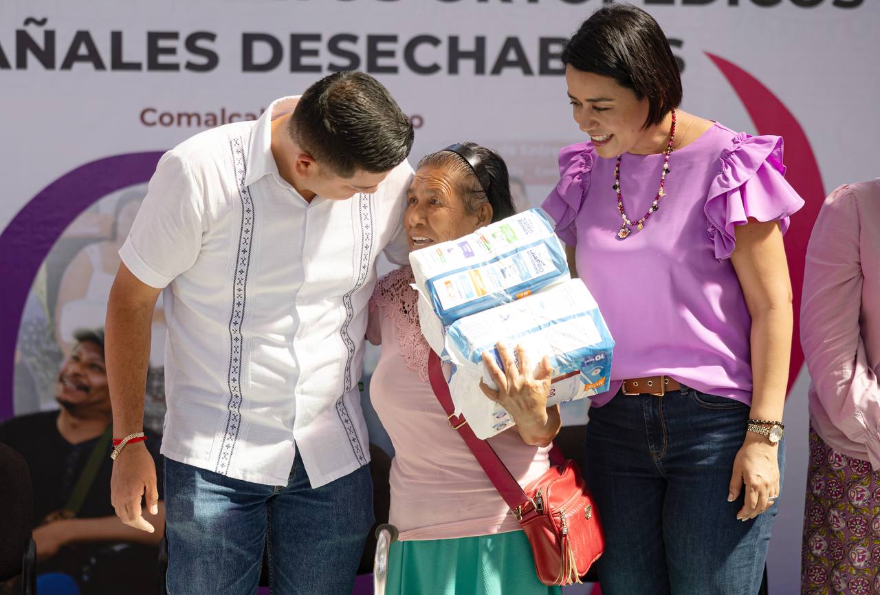 EL ALCALDE OVIDIO PERALTA Y LAURA RODRÍGUEZ LLEVAN BIENESTAR Y DIGNIDAD A QUIENES MÁS LO NECESITAN EN COMALCALCO