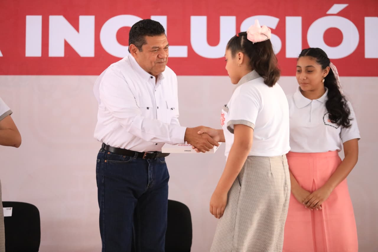 RECONOCEN MADRES Y PADRES DE FAMILIA EL APOYO DE JAVIER MAY POR FORTALECER EDUCACIÓN DE SUS HIJOS CON MODERNAS TABLETAS