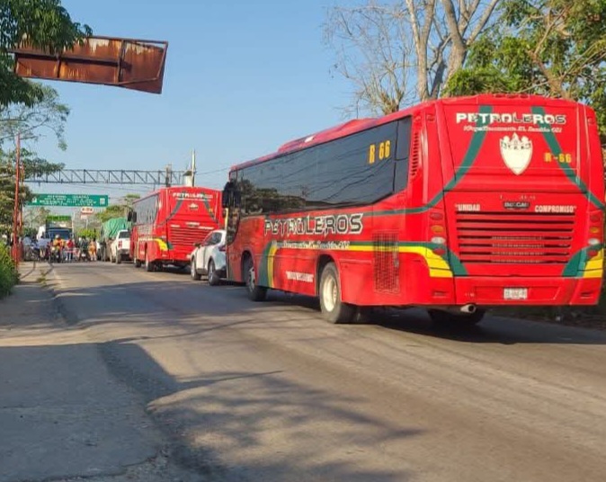 BLOQUEOS EN LA FRONTERA CHIAPAS-TABASCO AFECTAN EL TRÁFICO EN AMBOS ESTADOS