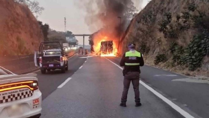 TRÁILER EN LLAMAS COLAPSA AUTOPISTA CHAMAPA–LECHERÍA