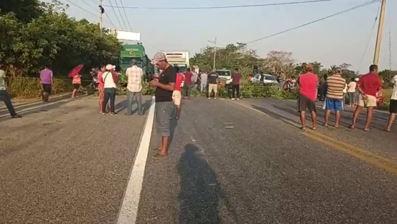 VILLAHERMOSA–CIUDAD DEL CARMEN COLAPSADA POR BLOQUEO EN NUEVO CENTLA
