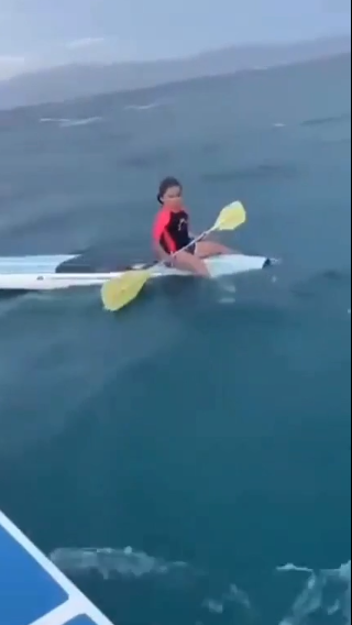 NIÑA NAVEGÓ SOLA EN EL MAR; SU PADRE FUE ARRASTRADO POR EL MAR