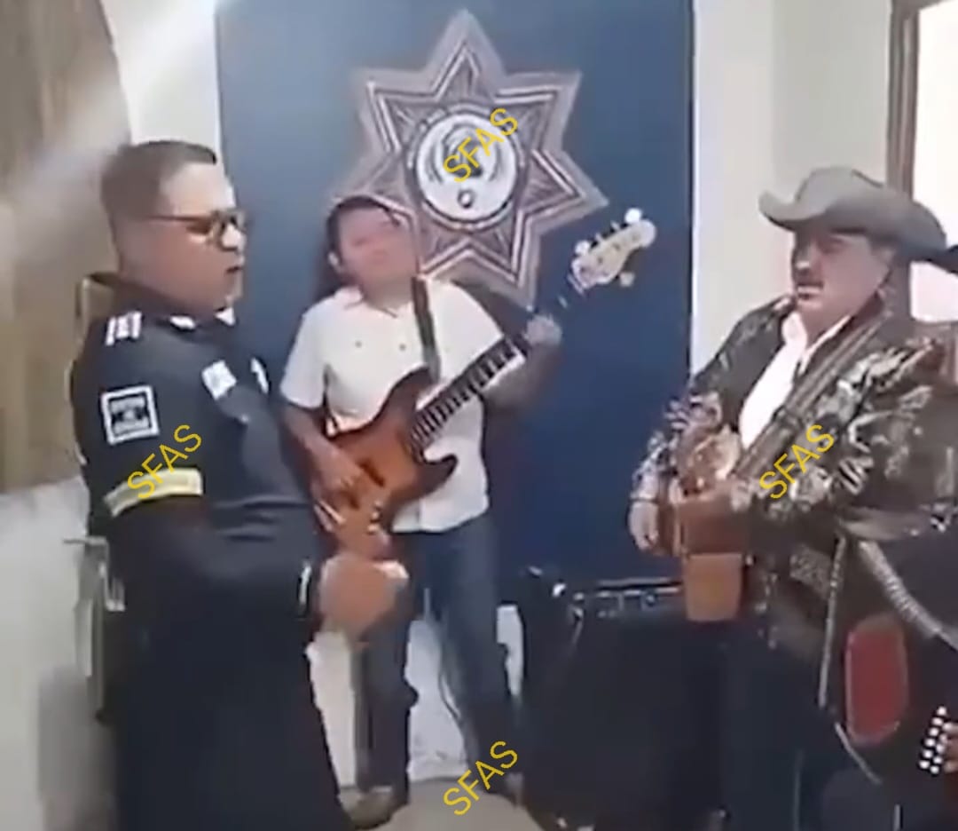BIEN ZURUMBO Y PERICO, COORDINADOR DE LA POLICÍA DEL EDOMEX FESTEJÓ CON BANDA