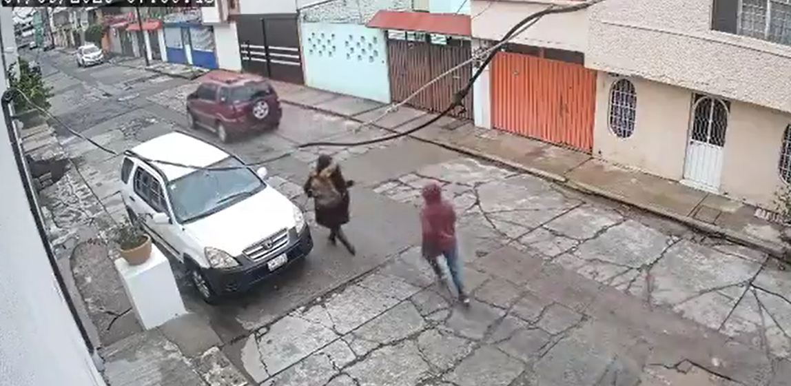    LA POLICÍA NUNCA LLEGÓ; VECINOS RESCATAN A MUJER ASALTADA
