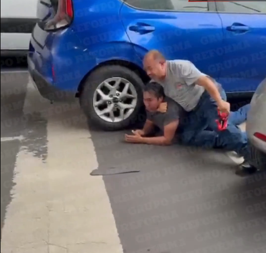 PLEITO VIAL TERMINA EN VIOLENTA PELEA ENTRE HOMBRE Y MUJER