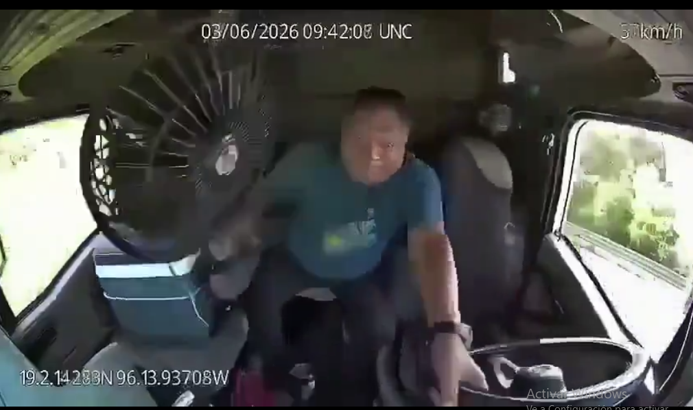 IRRESPONSABLE, SOLTÓ EL VOLANTE EN PLENA CARRETERA Y TERMINÓ ACCIDENTADO