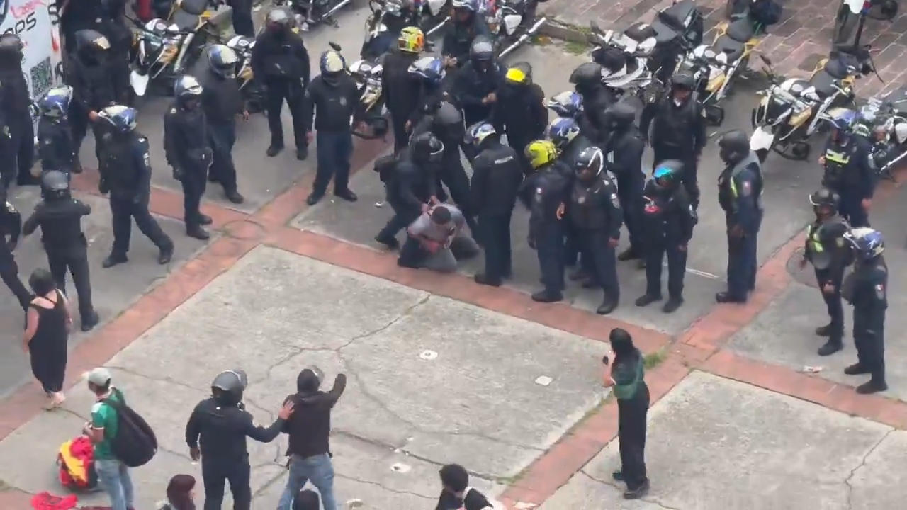 ¡ESTALLA LA TENSIÓN EN TLATELOLCO! POLICÍAS Y MANIFESTANTES SE ENFRENTAN