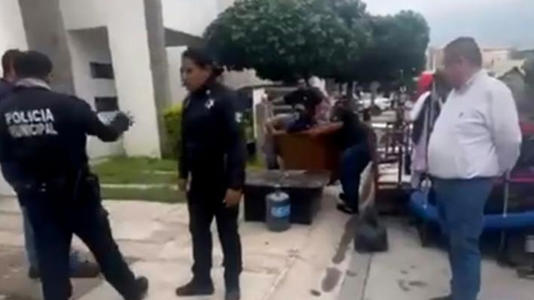 ¡SE EQUIVOCAN DE CASA Y LA EMBARGAN! SACAN PERTENENCIAS A LA CALLE