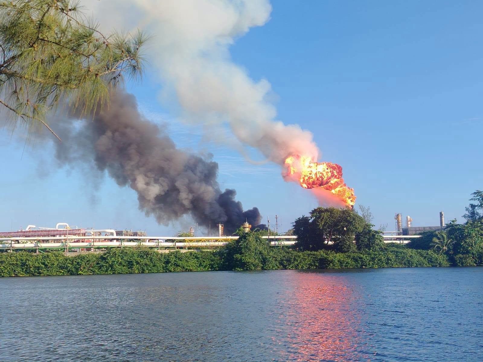 OTRO INCENDIO EN DOS BOCAS PROVOCA TERROR