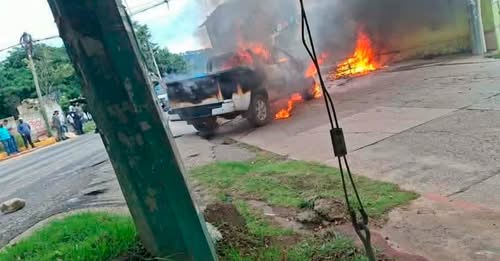 CR!MINALES INTERCAMBIAN REHENES CON LA POLICÍA
